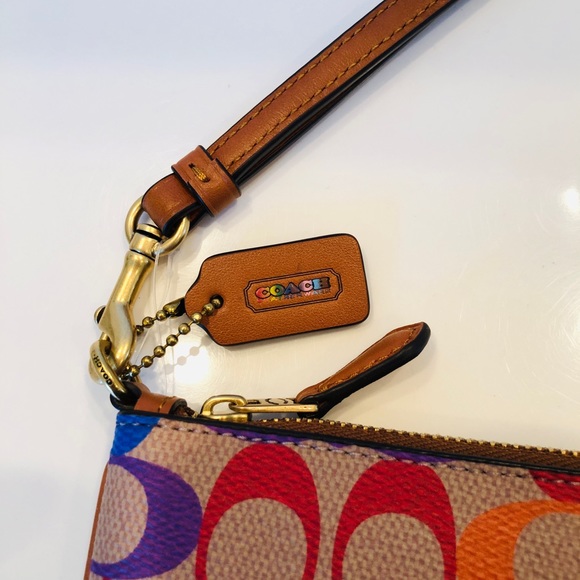 🌈 NWT Coah Small Wristlet In Rainbow Signature Canvas - Brass/Tan Natural Multi - Picture 3 of 8